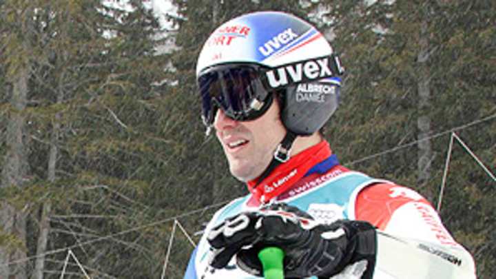 Daniel Albrecht undergoes surgery after serious knee injury