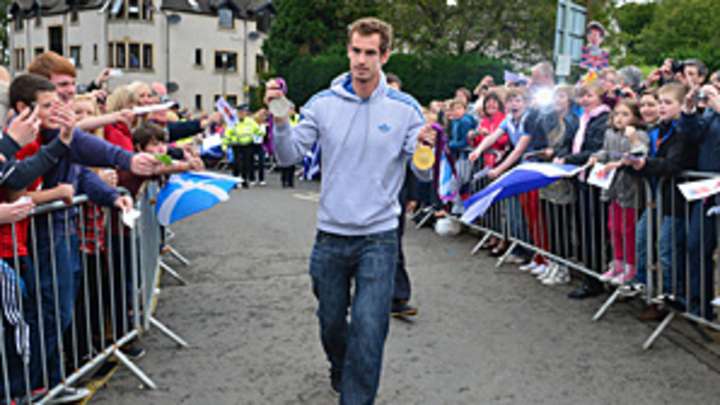 Andy Murray receives rousing welcome in hometown