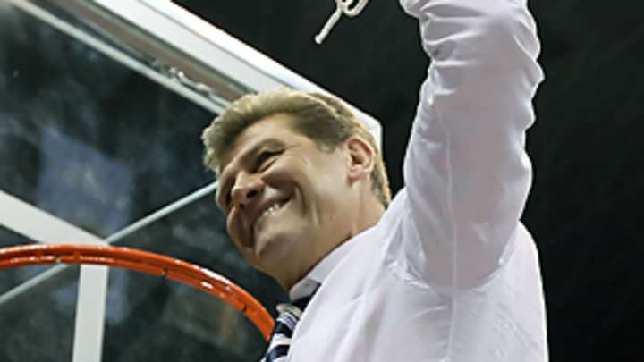 After terrible first half, Auriemma's Huskies achieve perfection ... again