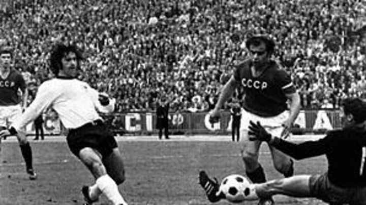 Mueller congratulates Messi on scoring record Mueller congratulates Messi on scoring record