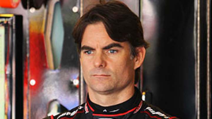 Jeff Gordon avoids suspension, but loses 25 points, fined $100,000 Jeff Gordon avoids suspension, but loses 25 points, fined $100,000