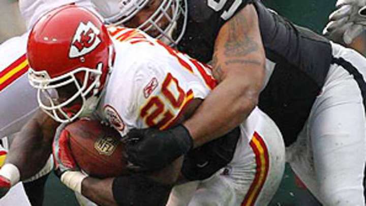 Seymour, Raiders agree to terms on two-year, $30 million contract