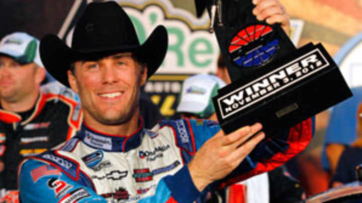 Harvick wins at Texas, Nationwide title chase tied