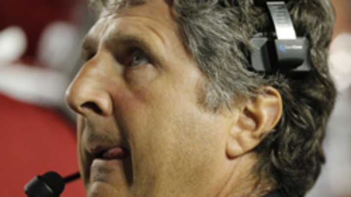 Pac-12 to investigate allegations against Washington State coach Mike Leach