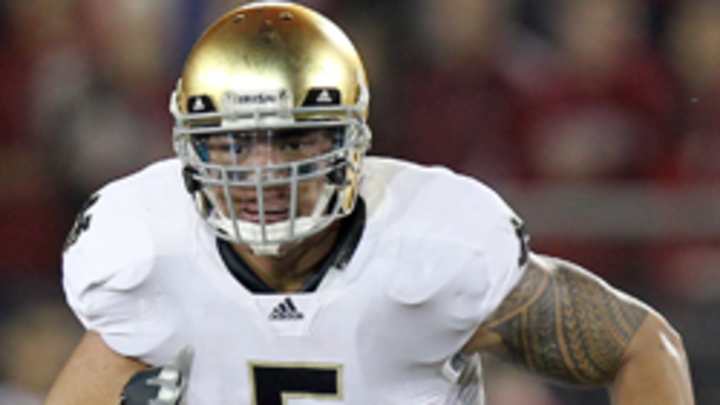 Notre Dame LB Manti Te'o to play while mourning two deaths Notre Dame LB Manti Te'o to play while mourning two deaths