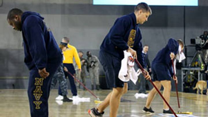 Syracuse, SDSU practice in breeze for carrier game Syracuse, SDSU practice in breeze for carrier game