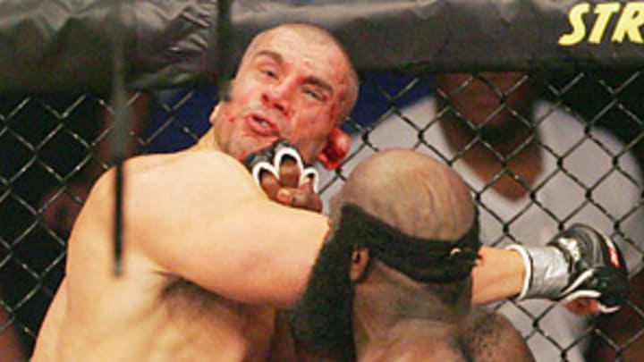 Kimbo Slice manhandles Thompson in bloody EliteXC TV showcase Kimbo Slice manhandles Thompson in bloody EliteXC TV showcase