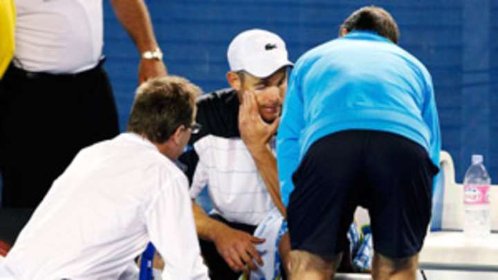 Andy Roddick injured, retires in second-round match vs. Lleyton Hewitt