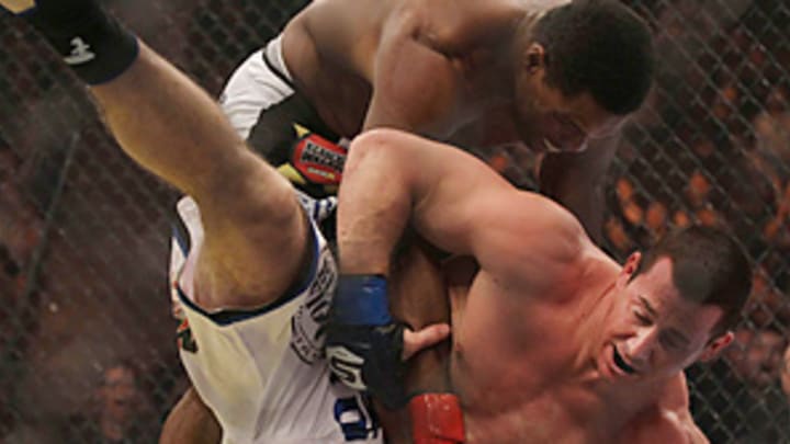 Walker pummels unheralded opponent in second MMA bout