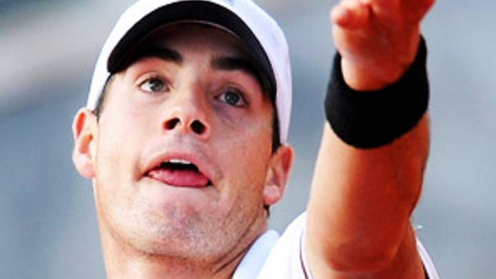 Isner stumbles in Paris tuneups, U.S. chances look rather bleak
