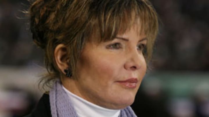 With smarts, grace, this female sportscaster broke down barriers