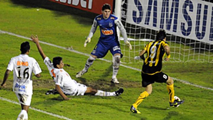 Plenty of opportunities missed in first leg of Copa Libertadores final