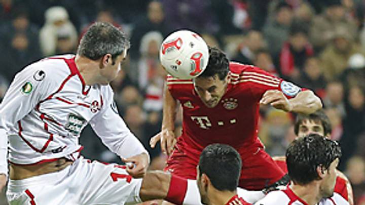 Pizarro leads Bayern into 3rd round of German Cup