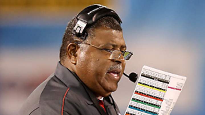 Chiefs' Crennel removes himself as D-coordinator