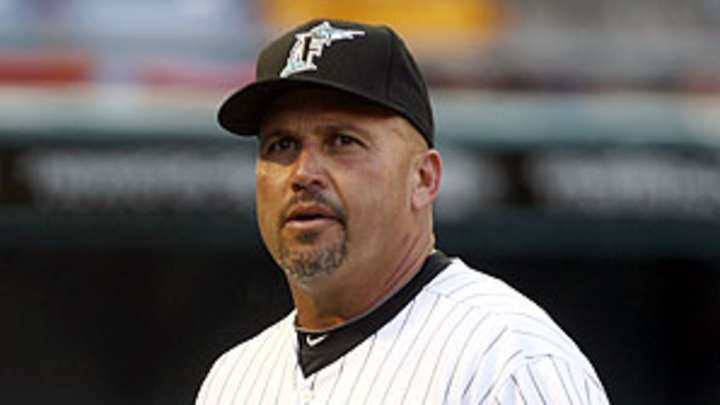 Braves hire Gonzalez to replace Cox