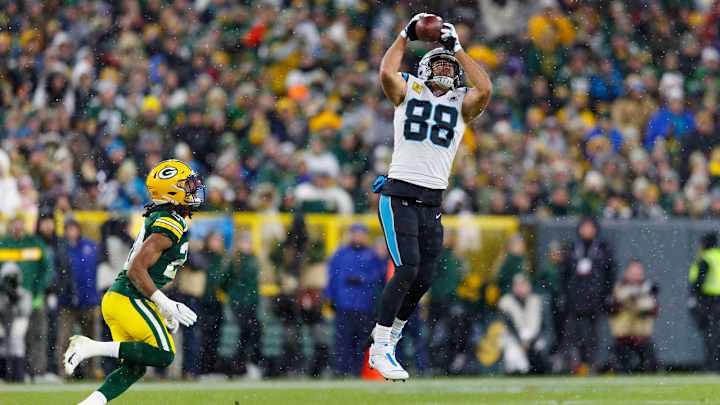 Backs, Tight Ends Torture Packers’ Pass Defense