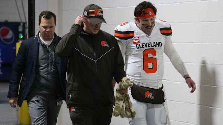 Baker Mayfield Briefly Exits Game After Injuring Thumb