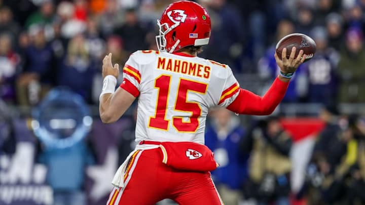 Patrick Mahomes Suffers Bruise, but No Break in Right Hand