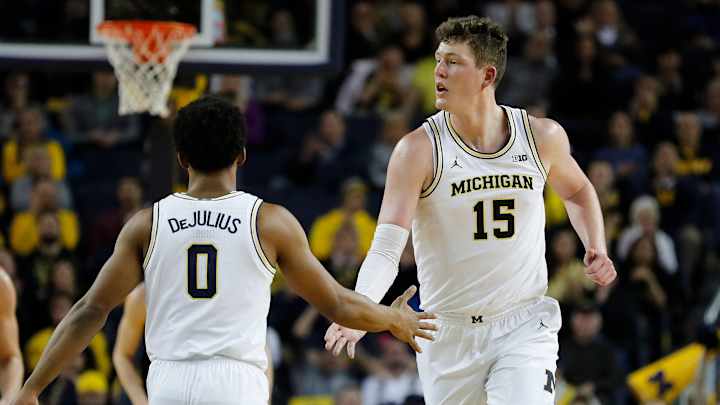 College Basketball Expert Picks: Oregon-Michigan, Gonzaga-Arizona and More