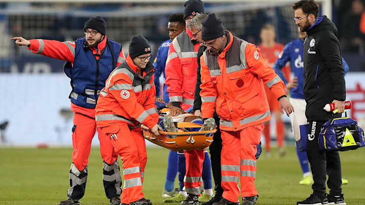 USMNT Star Weston McKennie Stretchered Off in Bundesliga Play After Dislocating Shoulder USMNT Star Weston McKennie Stretchered Off in Bundesliga Play After Dislocating Shoulder