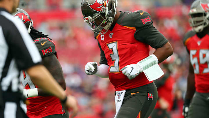 Report: Jameis Winston Now Has Full Cast on Injured Thumb