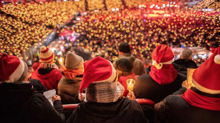 Over 28,000 Union Berlin Supporters Gather at Stadium to Sing Christmas Carols Over 28,000 Union Berlin Supporters Gather at Stadium to Sing Christmas Carols