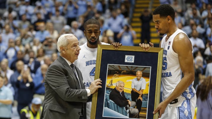 Roy Williams Deflects Praise to Players, Carolina Family After Tying Dean Smith at 879 Wins Roy Williams Deflects Praise to Players, Carolina Family After Tying Dean Smith at 879 Wins