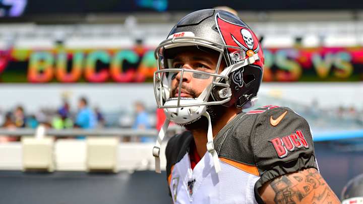 WATCH: LeBron James Greets Mike Evans Courtside at Lakers Game WATCH: LeBron James Greets Mike Evans Courtside at Lakers Game