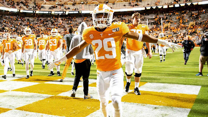 Tennessee DB Davis Announces Decision to Enter Transfer Portal