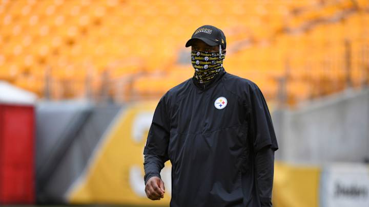 Steelers' Ike Hilliard Bringing Leadership Through Experience to Young Receiver Room Steelers' Ike Hilliard Bringing Leadership Through Experience to Young Receiver Room