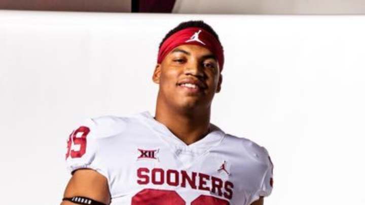 Report: Oklahoma DE Marcus Hicks Suffers Achilles Injury, Severity Unclear