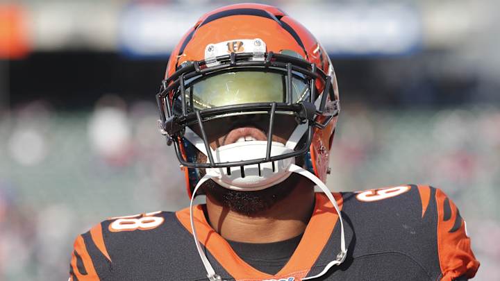 Dave Lapham breaks down the Bengals right tackle battle between Bobby Hart and Fred Johnson