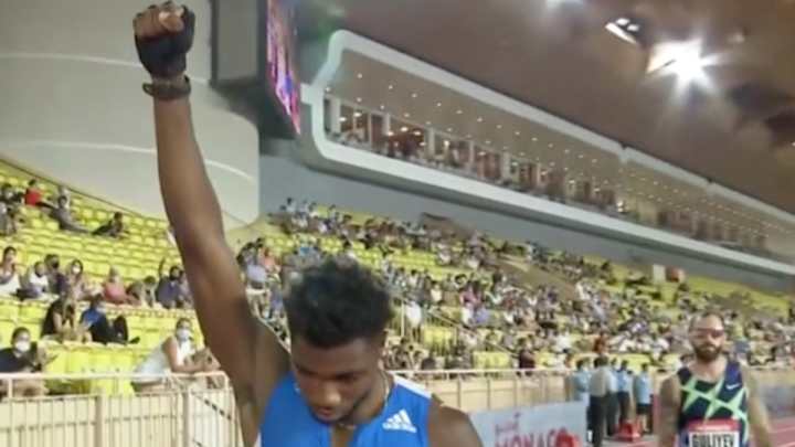 Noah Lyles Raises Black-Gloved Fist In Tribute To John Carlos, Tommie Smith Noah Lyles Raises Black-Gloved Fist In Tribute To John Carlos, Tommie Smith