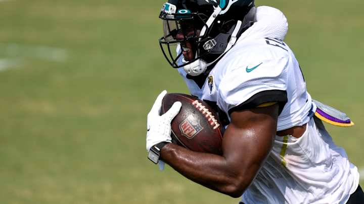 Signing Leonard Fournette Would Elevate Bears' Offense