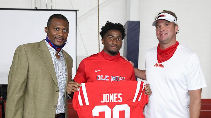 WATCH: Jaylon Jones Receives 2020 Chucky Mullens Award
