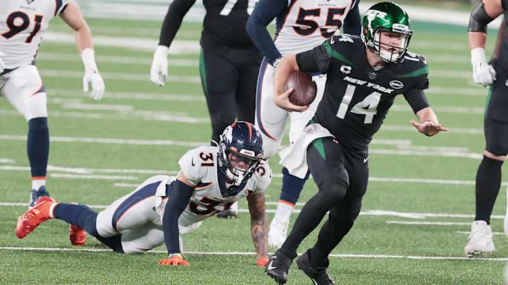 Sam Darnold Escapes Sack to Scramble 46 Yards for a Touchdown