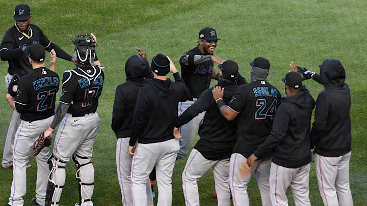 Marlins Sweep Cubs to Advance to NLDS, Keep Postseason Series Streak Alive