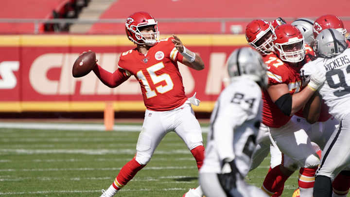 Lack of Execution Plagued Chiefs' Offense in 40-32 Loss to the Raiders Lack of Execution Plagued Chiefs' Offense in 40-32 Loss to the Raiders