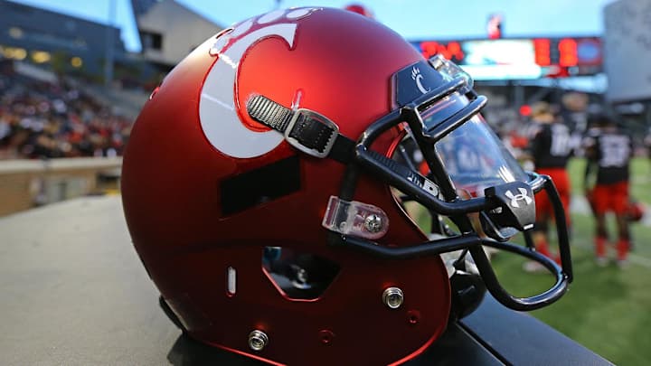Cincinnati Fans Appear to Troll Texas With ‘Horns Down’ During Cotton Bowl Cincinnati Fans Appear to Troll Texas With ‘Horns Down’ During Cotton Bowl