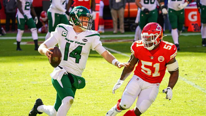 Jets' Sam Darnold Brushes Off Injury Scare Against Chiefs, Right Shoulder Feels 'Fine'