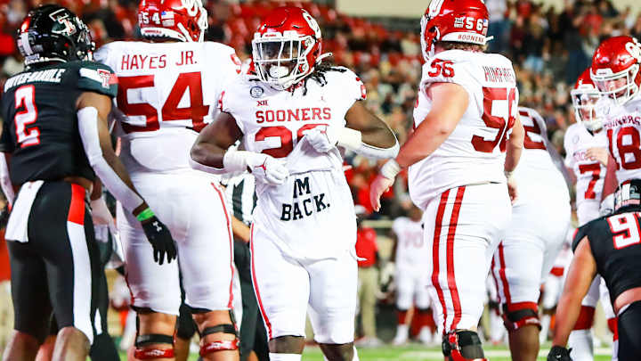 Rhamondre Stevenson's idol? His own position coach, DeMarco Murray