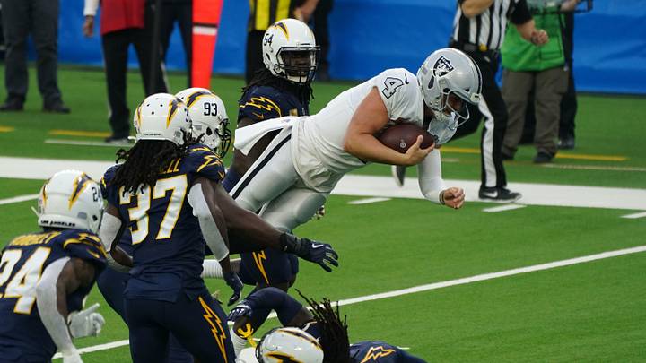 Derek Carr’s Diving First Down: Another Tool for the Raiders Derek Carr’s Diving First Down: Another Tool for the Raiders