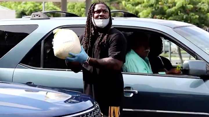 Marshawn Lynch Donates 200 Turkeys to Hawaii Residents Marshawn Lynch Donates 200 Turkeys to Hawaii Residents