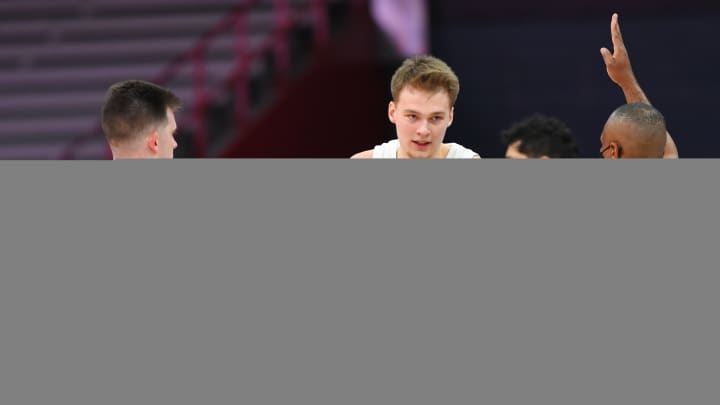 Syracuse Escapes Bryant in Season Opener