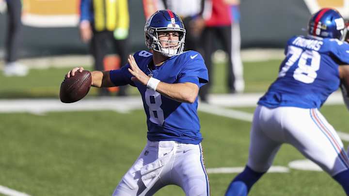 Giants Quarterback Daniel Jones Leaves Game With Leg Injury Giants Quarterback Daniel Jones Leaves Game With Leg Injury