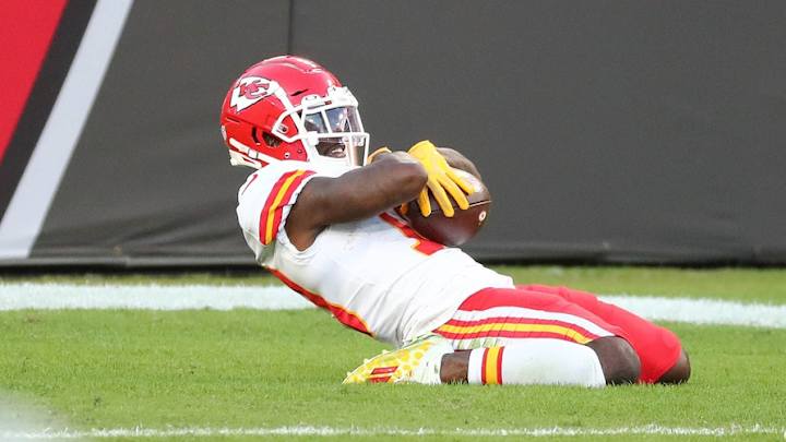 Chiefs Camp: Tyreek Hill Misses Practice with Knee Tendinitis Chiefs Camp: Tyreek Hill Misses Practice with Knee Tendinitis