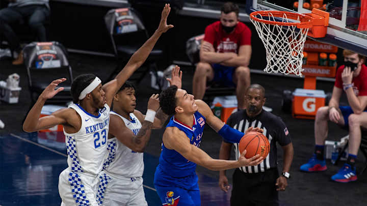 Kansas Overcomes Offensive Woes to Beat Kentucky