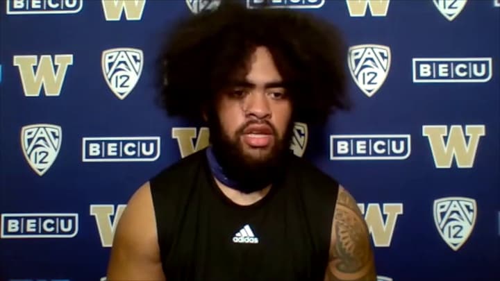 Oh, Henry: Bainivalu Fits Right in with O-Line Attitude and Size