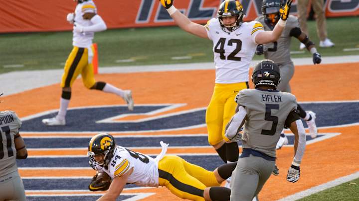 Three Miserable Quarters: Illini Allow No. 19 Hawkeyes 35 Unanswered Points in 35-21 Loss