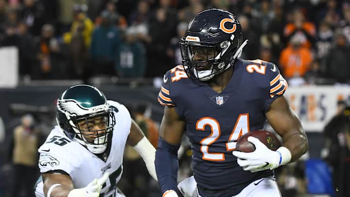 Should Bears Sign Jordan Howard off Eagles Practice Squad?